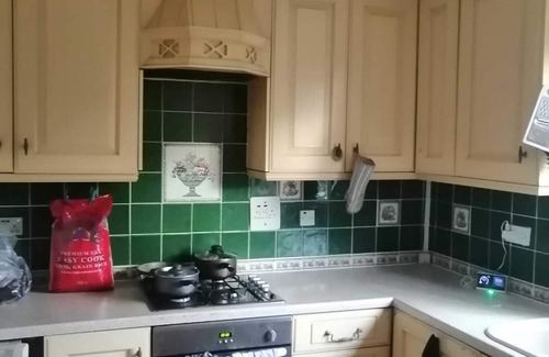 Manchester House | Welcoming Home with Free Parking for Family Getaways