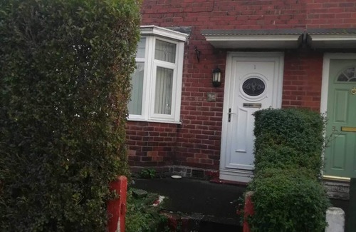 Manchester House | Welcoming Home with Free Parking for Family Getaways
