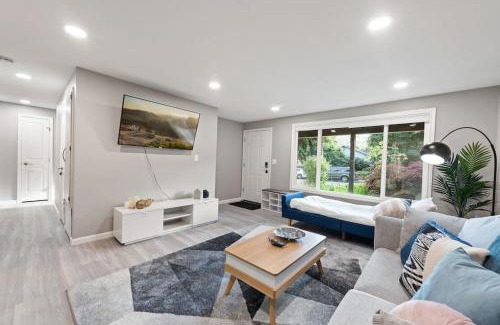 North Juanita House | Bright Family Retreat with AC & Large Yard Near Beach