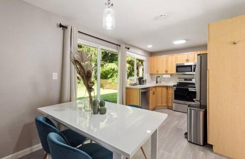 North Juanita House | Bright Family Retreat with AC & Large Yard Near Beach