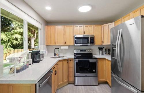 North Juanita House | Bright Family Retreat with AC & Large Yard Near Beach