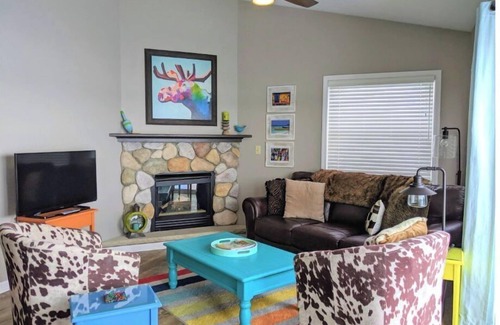 Onekama Condo | Charming Lakefront Condo with Spa & Pool Between 2 Lakes