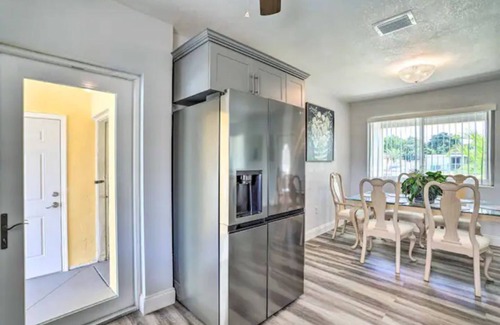 Golden Glades House | Bright Miami Escape with Lake Access & Family-Friendly Amenities
