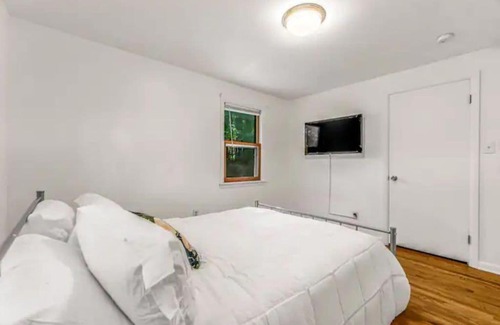 Hamden House | Inviting New England Home Close to Quinnipiac University