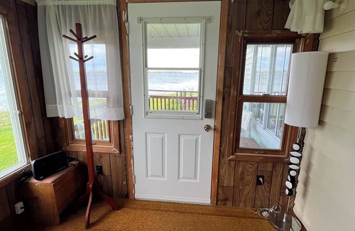 Clarence-Rockland Cottage | Inviting Riverfront Cottage with Dream Views & Family-Friendly