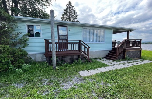 Clarence-Rockland Cottage | Inviting Riverfront Cottage with Dream Views & Family-Friendly