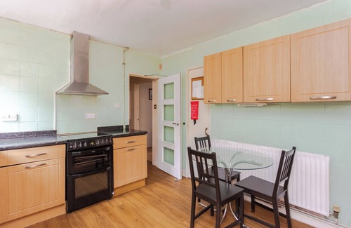 Chaucer Apartment | Bright & Inviting 3-Bed Home with Garden and Spa