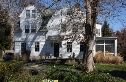 Old Greenwich House | Inviting Family Retreat in Old Greenwich - Steps to Beach