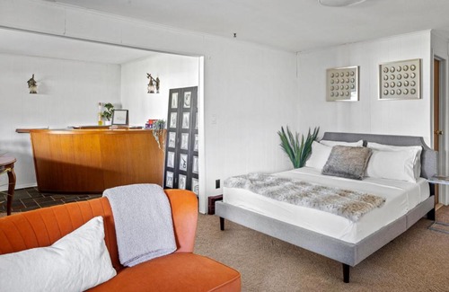 West Hempstead Apartment | Cozy Studio Escape by Lake State Park with Ocean Views