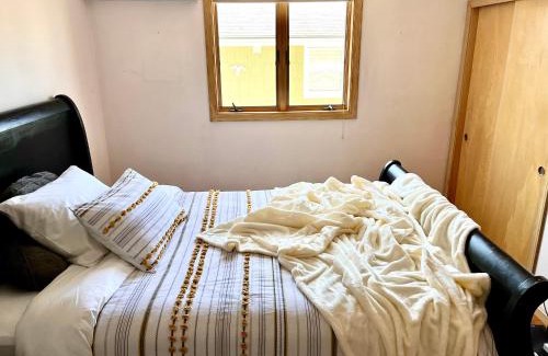 Revere House | Bright and Inviting Room with Workstation & Breakfast