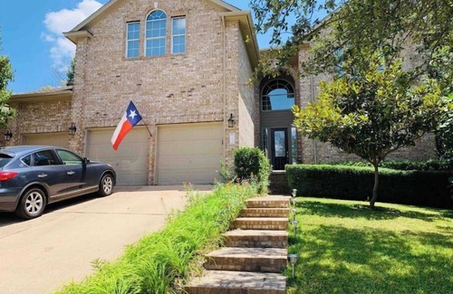 Forest Creek House | Bright and Inviting Baller House in Round Rock