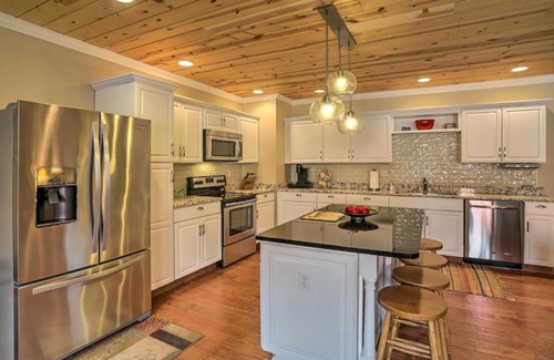 Tiffin House | Bright Tiffin Digs with Family-Friendly Amenities Downtown
