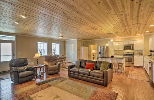 Tiffin House | Bright Tiffin Digs with Family-Friendly Amenities Downtown