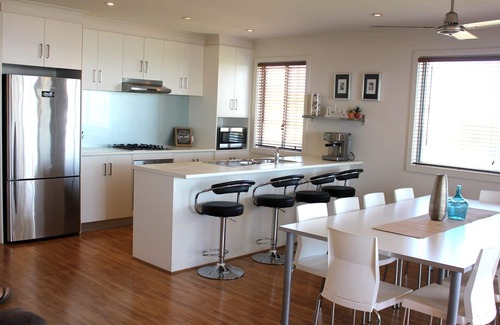 Para Wurlie House | Unwind at Cheers: Ocean Views & Free Wifi on the Esplanade
