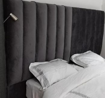 Evander House | Budget-Friendly Cheers Hotel with Breakfast & Kitchen Amenities