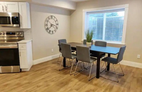 Highland House | Bright Four Bedroom Walkout Basement - Guest Rated 10/10!