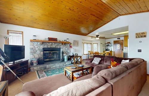Arrowhead Villas Cabin | Inviting Cabin with Fireplace and Outdoor Space by Lake