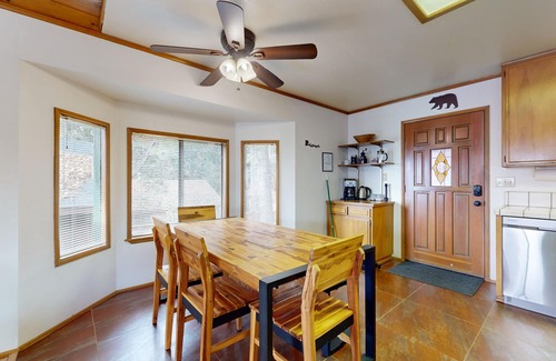 Arrowhead Villas Cabin | Inviting Cabin with Fireplace and Outdoor Space by Lake