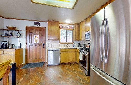 Arrowhead Villas Cabin | Inviting Cabin with Fireplace and Outdoor Space by Lake