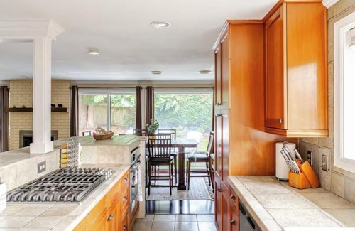 Education Hill House | Chef's Kitchen Retreat Near Downtown & Microsoft - 10/10 Rated