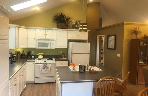 Newberg House | Idyllic Chehalem Mountain Wine Cottage with Scenic Views