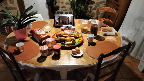Ambert Bed & Breakfast | Pet-Friendly Retreat at Cheix de Céline & Mathieu