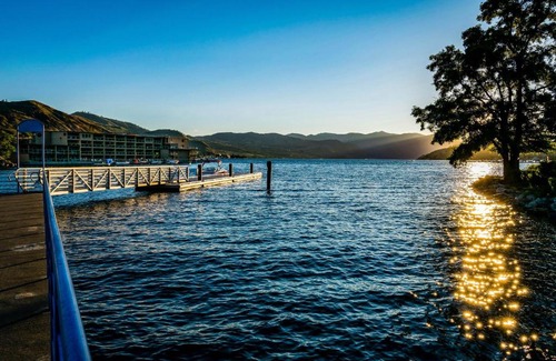 Chelan Apartment | Cozy Chelan Resort Suites with Private Pool & Hot Tub