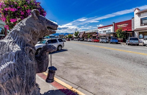 Chelan Apartment | Cozy Chelan Resort Suites with Private Pool & Hot Tub