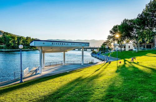 Chelan Apartment | Cozy Chelan Resort Suites with Private Pool & Hot Tub