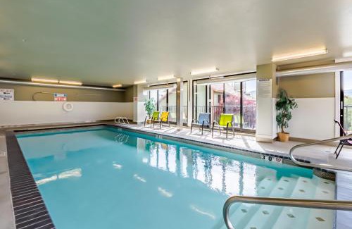 Chelan Apartment | Relaxing Chelan Resort Suites with Pool and Hot Tub Access