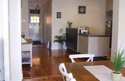 East Tamworth House | Pet-Friendly Chelmsford Cottage with Free WiFi and Breakfast