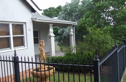 East Tamworth House | Pet-Friendly Chelmsford Cottage with Free WiFi and Breakfast