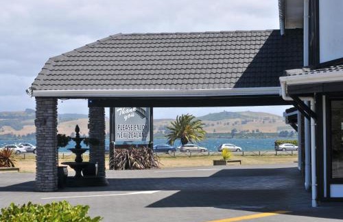 Two Mile Bay Hotel | Family-Friendly Chelmswood Motel Taupo with Pool & Hot Tub