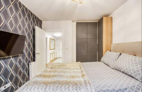 Sands End Apartment | Modern Chelsea Flat: Pet-Friendly & Family-Approved Stay