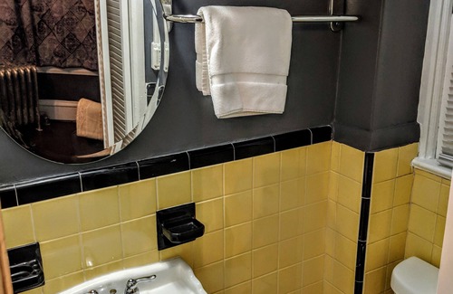 Atlantic City Hotel | Discover Chelsea Pub & Inn: Rated 8.6 with Pool & Dining