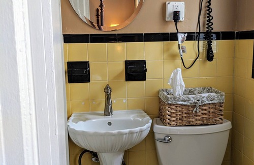 Atlantic City Hotel | Discover Chelsea Pub & Inn: Rated 8.6 with Pool & Dining