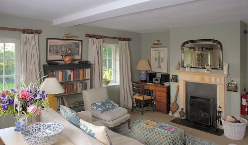 Chipping Norton Apartment | Experience Elegance at Cheltenham Cottage with Ocean Views