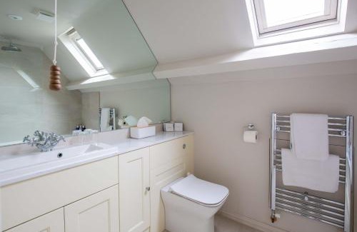 Chipping Norton Apartment | Experience Elegance at Cheltenham Cottage with Ocean Views
