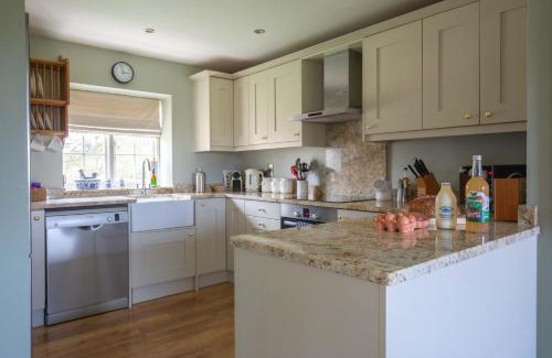 Chipping Norton Apartment | Experience Elegance at Cheltenham Cottage with Ocean Views