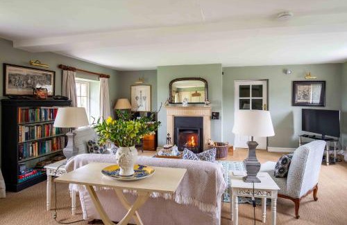 Chipping Norton Apartment | Experience Elegance at Cheltenham Cottage with Ocean Views
