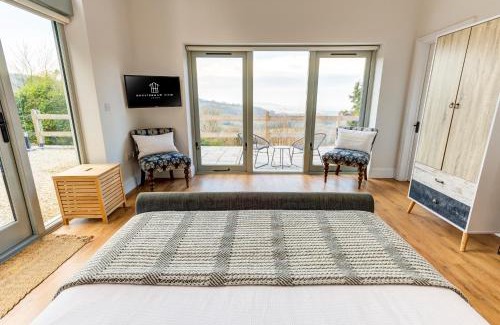 Leckhampton House | Pet-Friendly Retreat at Cheltenham View Lodge - Rated 9.1