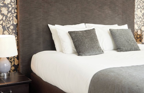 Maresfield Hotel | Explore Chequers Inn: Family-Friendly Retreat with Dining