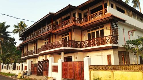 Kuzhuppilly Hotel | Relax at Cherai Beach View Heritage with Family-Friendly Amenities