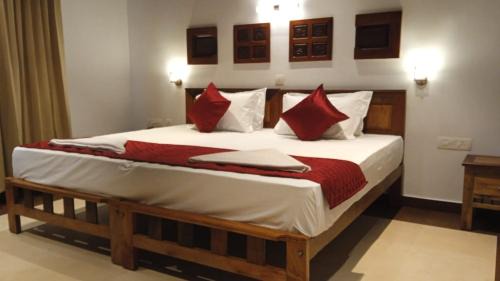 Kuzhuppilly Hotel | Relax at Cherai Beach View Heritage with Family-Friendly Amenities
