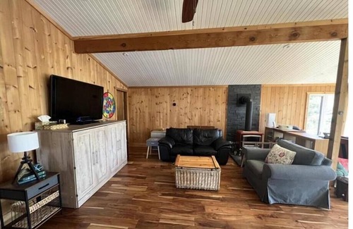 Joly Cottage | Unforgettable Lakeside Retreat: Create Memories in Paradise