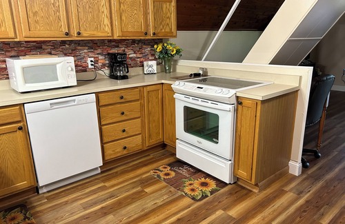 Irvine Cabin | Renovated Cabin with Cliff & Lake Views at Cave Run Lake