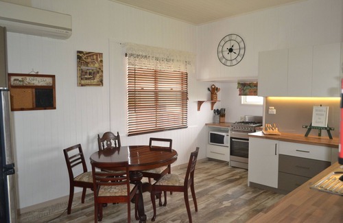 Stanthorpe House | Cherry Blossom Cottage: Spa Retreat with Ocean Views