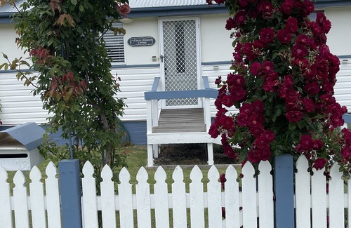 Stanthorpe House | Cherry Blossom Cottage: Spa Retreat with Ocean Views
