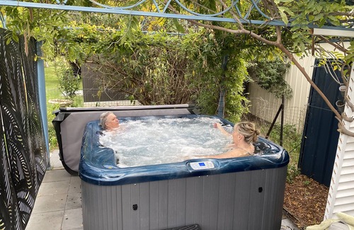 Stanthorpe House | Cherry Blossom Cottage: Spa Retreat with Ocean Views