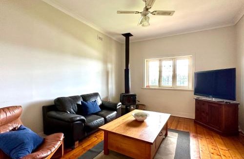 Beechworth House | Pet-Friendly Cherry Blossom Cottage in Beautiful Beechworth